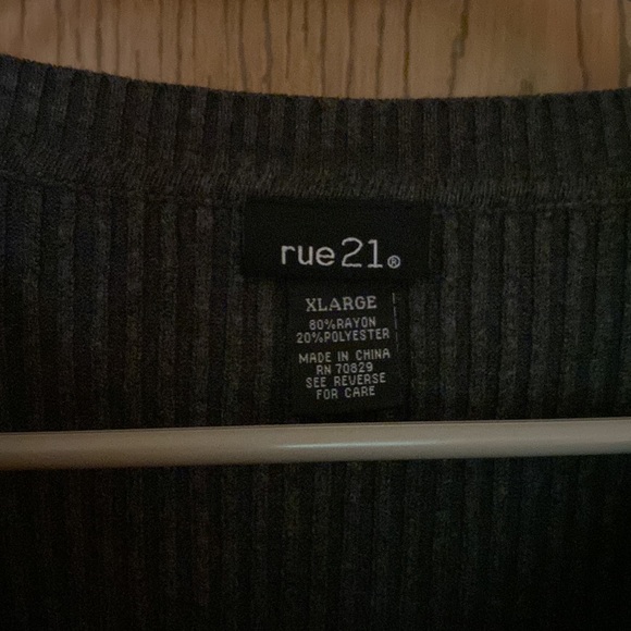 Grey top - Picture 2 of 3